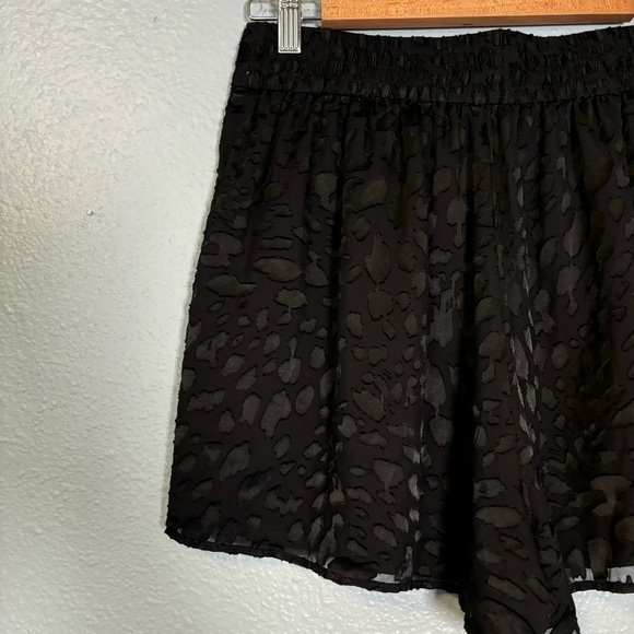 Good American Women's Midnight Black Leopard Print Satin Burnout Shorts Size 26‎ - Picture 9 of 11